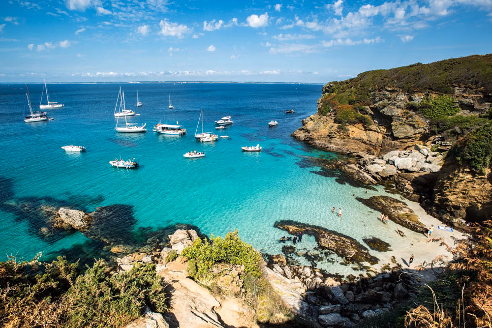 Île de Groix vue depuis la mer, accessible en 25 minutes de Doëlan