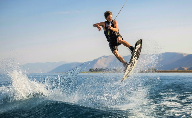 Wakeboard derrière le bateau à Doëlan